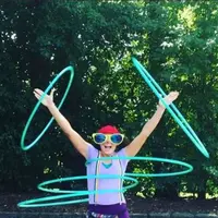 Kamu bakal kagum dengan kemampuan Ali Podiak, artis hula hoop professional berikut ini. (Via: 