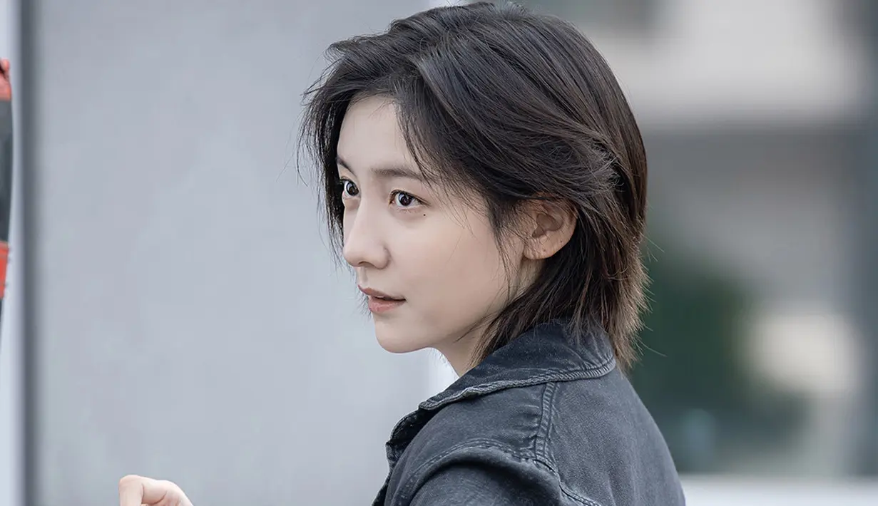 <p>Lee Kang Hyun adalah seorang workaholic yang memiliki rasa tanggung jawab yang kuat dan bangga menjadi seorang petugas polisi. (Foto: SBS)</p>