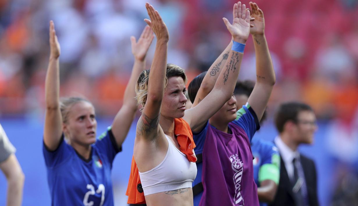 Italy's players greet their fans after loosing to Netherlands in the Women's World Cup quarterfinal soccer match between Italy and the Netherlands in Valenciennes, France, Saturday, June 29, 2019. (AP Photo/Francisco Seco)
