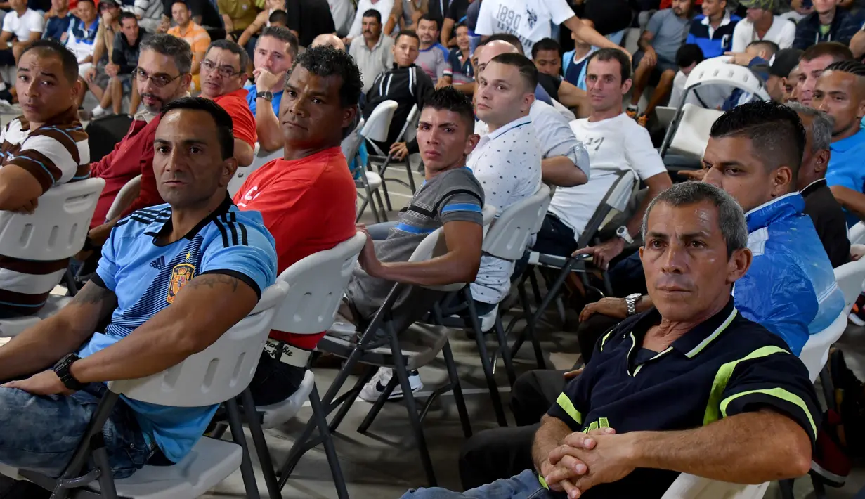 Sejumlah narapidana menghadiri debat presiden di penjara La Reforma, di Alajuela, Kosta Rika (2/11). Penjara La Reforma adalah penjara terbesar di Kosta Rika. (AFP Photo/Ezequiel Becerra)