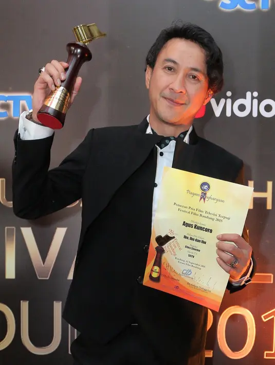 Aktor ternama Indonesia, Agus Kuncoro, berhasil menyabet penghargaan sebagai ‘Pemeran Pria FTV Terpuji’ di ajang Festival Film Bandung 2015 (FFB 2015) melalui akting sebuah FTV yang berjudul ‘Ibu, Ibu dan Ibu’. (Galih W. Satria/Bintang.com)