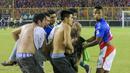 Seorang korban tampak dievakuasi saat terjadi kerusuhan suporter akibat saling berebut masuk ke dalam Stadion Monumental, Cuscatlan, San Salvador, El Salvador, Sabtu (21/5/2023) waktu setempat untuk menyaksikan laga perempatfinal Divisi Utama El Salvador antara Alianza FC menghadapi Deportivo FAS. (AP Photo/Milton Flores)