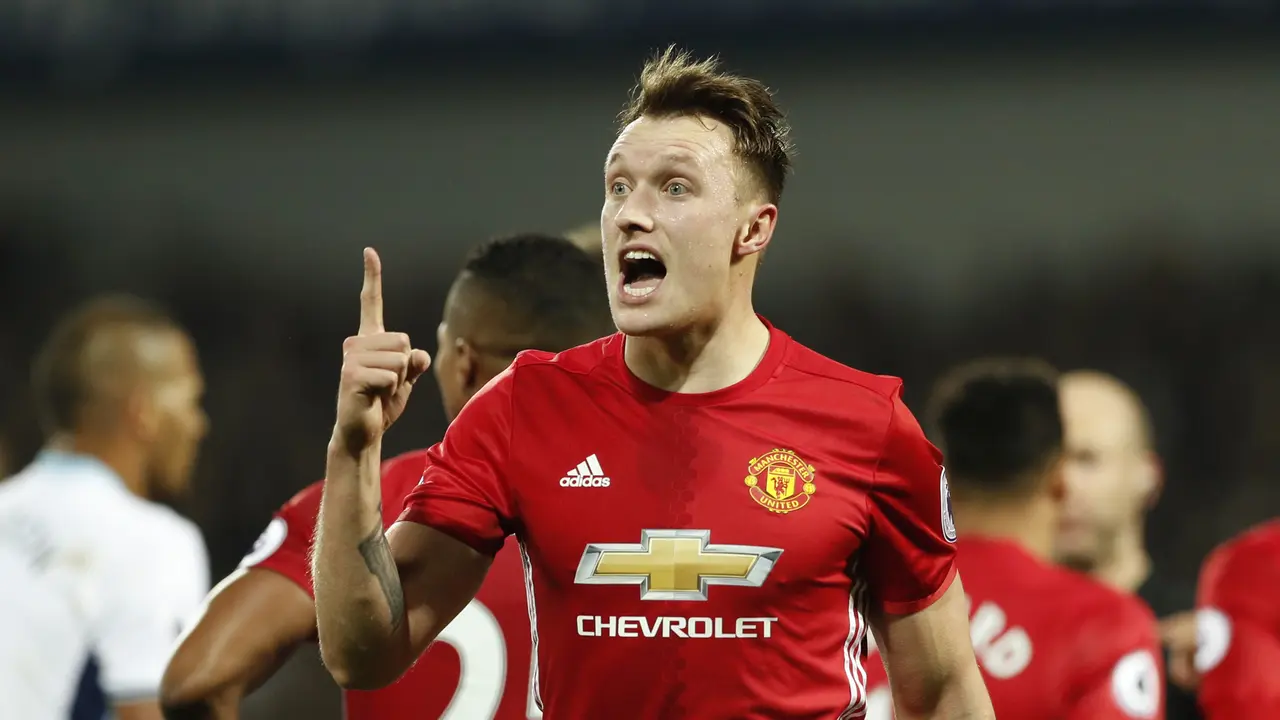 Bek Manchester United (MU) Phil Jones dilarang bermain dua partai. 