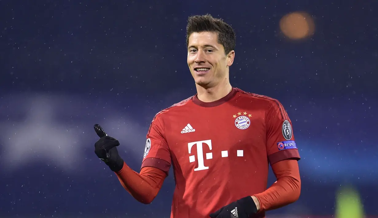 Pemain Bayern Munchen, Robert Lewandowski menjadi penentu kemenangan timnya setelah mencetak dua gol ke gawang Dinamo Zegreb pada lanjutan liga Champions  di Stadion Maksimir, Zagreb, Kamis (10/12/2015) dini hari WIB. (AFP Photo/Andrej  Isakovic)