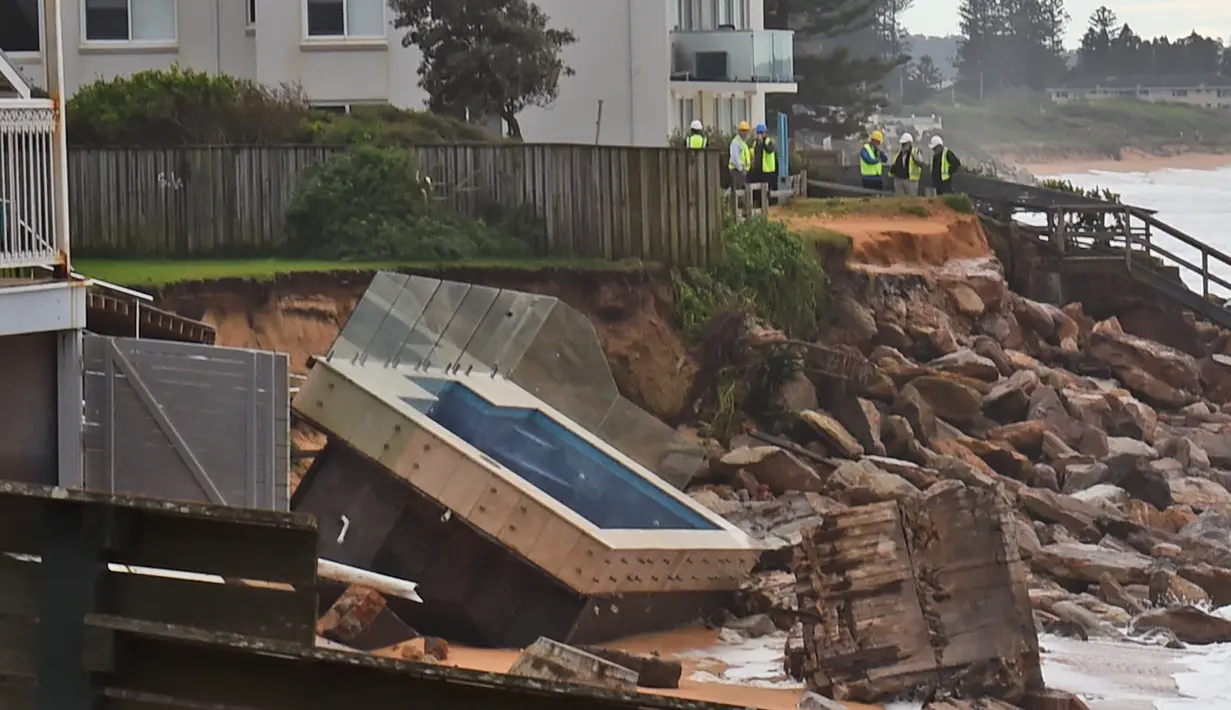 Sebuah rumah tampak rusak usai diterjang badai di Pantai Utara Sydney (6/6/2016). Tiga orang dikabarkan tewas akibat cuaca buruk tersebut. (AFP Photo/William West)