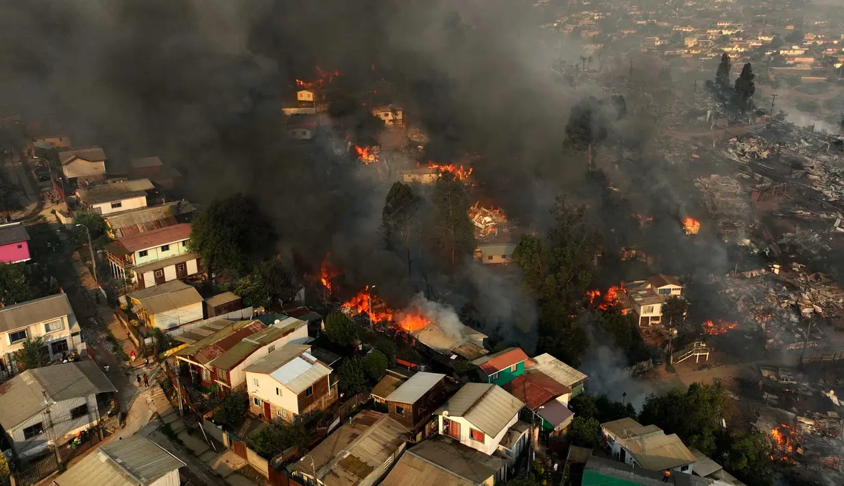 Sejumlah titik api muncul di Valparaiso dan Vina del Mar, dua kota pesisir di negara Amerika Selatan tersebut. (Javier TORRES/AFP)