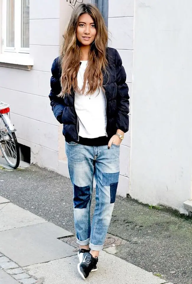 Pakai patchwork jeans supaya penampilan makin kece. (sumber foto: Who What Wear UK / Pinterest)