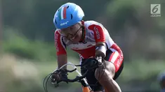 Atlet ParaCycling, Anwar Saipul saat laga di nomor Mens C3 Individual Time Trial Road Race Asian Para Games 2018 di Sirkuit Sentul, Bogor, Senin (8/10). Anwar Saipul berhasil merebut medali perak. (Liputan6.com/Helmi Fithriansyah)