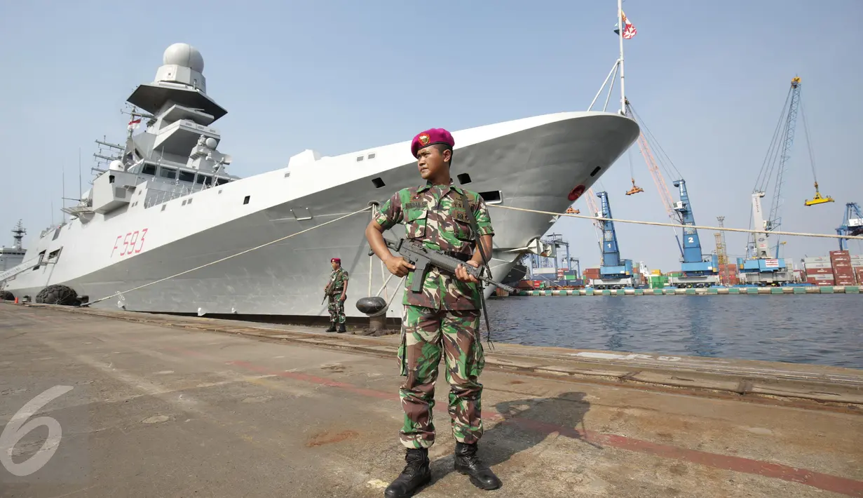 Pasukan TNI berjaga dekat Kapal perang kelas fregat Angkatan Laut Italia, ITS Carabiniere F-593 di dermaga Terminal Peti Kemas Pelabuhan Tanjung Priok, Jakarta, Kamis (9/3). (Liputan6.com/Faizal Fanani)