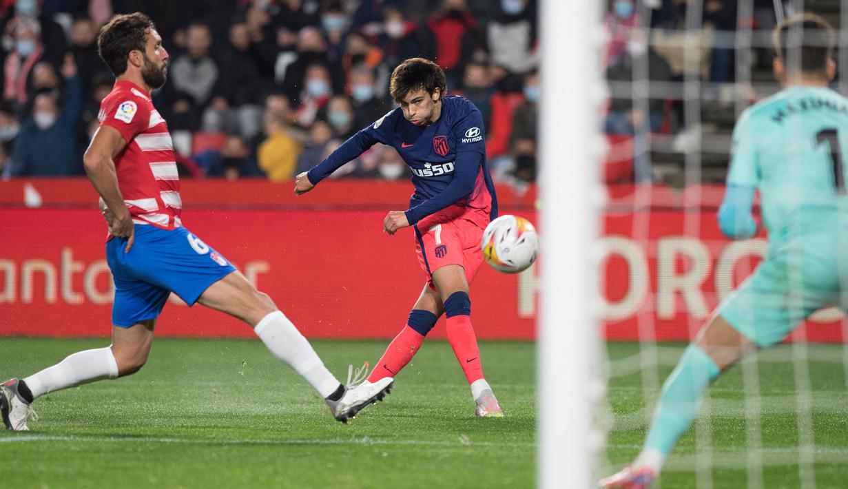 Sebenarnya, Atletico Madrid mampu membuka keunggulan terlebih dahulu lewat gol cepat Joao Felix ketika laga baru berjalan dua menit. Pemuda asal Portugal tersebut sukses membobol gawang yang dijaga oleh Luis Maximiliano lewat tembakan jarak jauhnya. (AFP/Jorge Guerrero)