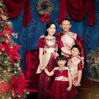 Lihat di sini inspirasi busana untuk sambut tahun baru Imlek 2025 dari keluarga Ahok. [@fdphotography90].