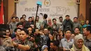 Ketua MPR, Zulkifli Hasan dan Sekjen Ma'ruf Cahyono saat foto bersama pada acara "Netizens Jogja Ngobrol bareng MPR RI" di Yogyakarta, Jumat (18/3). MPR mengajak Netizen dan Blogger Indonesia untuk ikut mensosialisasikan 4 Pilar.(Liputan6.com/Johan Tallo)