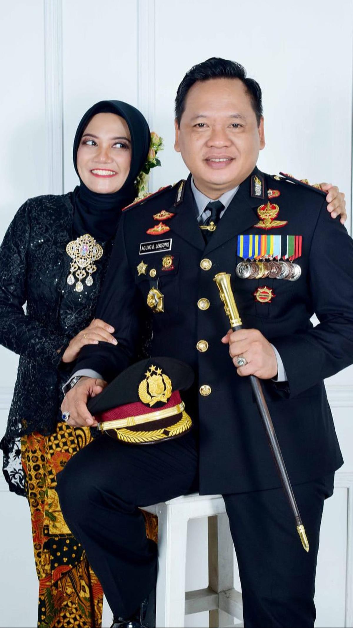 Diketahui mereka adalah pasangan AKBP Agung Budi Leksono dan Kombes Polisi Dilia Tri Rahayu Satyaningrum.<br>