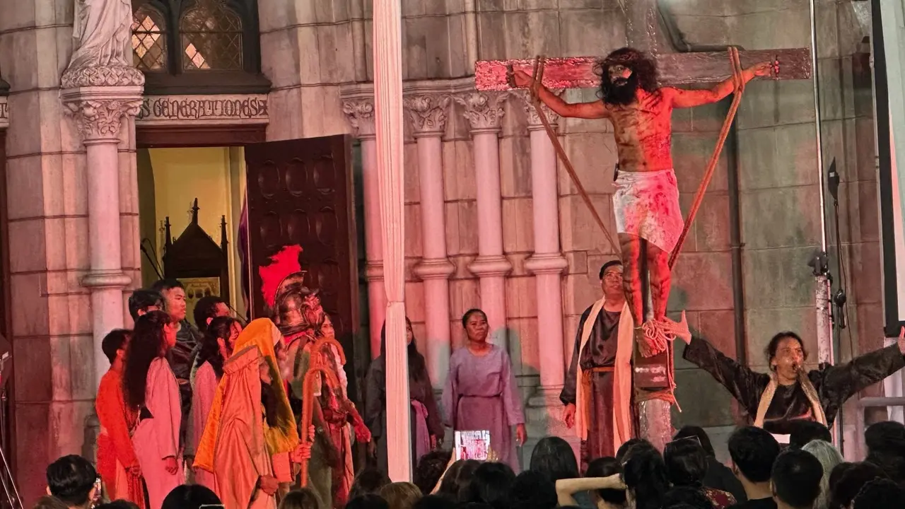Salah satu penampilan pementasan teater Jalan Salib Kreatif di Gereja Katedral Jakarta.