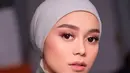 Lesti Kejora tampil dengan bentuk hijab berbeda dengan nuansa makeup yang lembut. Soft makeup bernuansa merah muda tampak sangat cantik di kulit Lesti Kejora. Foto: Instagram.