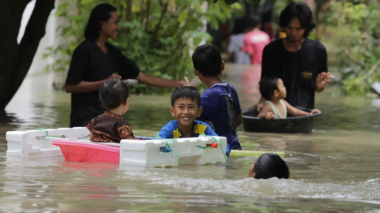 Keceriaan Anak Korban Banjir Pantura Cirebon