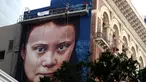 Pemandangan mural dengan gambar aktivis perubahan iklim Greta Thunberg asal Swedia di sebuah gedung di pusat Kota San Francisco, California, 11 November 2019. Mural setinggi 18 meter dan lebar 9 meter itu dibuat seniman jalanan asal Argentina, Andres Petreselli. (Justin Sullivan/Getty Images/AFP)