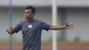 Pelatih Persita Tangerang, Widodo C. Putro, memberikan instruksi saat latihan di Stadion Sport Center, Tangerang, Selasa (28/5). Latihan ini persiapan jelang laga Liga 2 2019. (Bola.com/Vitalis Yogi Trisna)