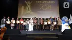 Menteri Sosial, Saifullah Yusuf (tengah) berbincang dengan Ketua Umum Yayasan Pundi Amal Peduli Kasih, Komjen Pol (Purn) Imam Sudjarwo usai berfoto bersama dengan peraih penghargaan YPP Award 2024 di Jakarta, Jumat (15/11/2024). (Liputan6.com/Helmi Fithriansyah)