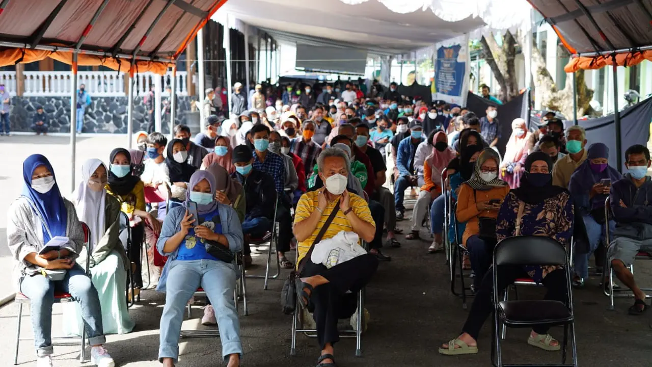 Ratusan warga tengah mengantri mengikuti vaksinasi yang digelar Sentra Vaksinasi Garut di Pendopo Kabupaten Garut, Jawa Barat.