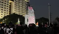 Mahasiswa Pasang Spanduk Raksasa 5 Tuntutan di Monumen Tugu Tani