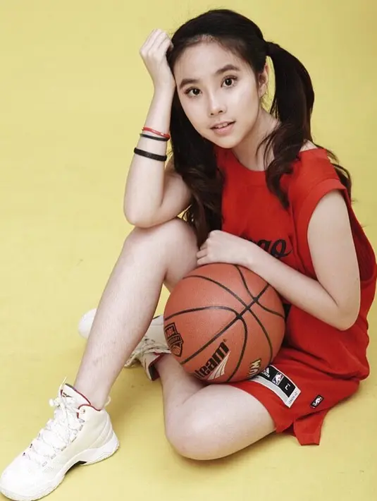 Tidak selalu girly, Chelsea Agatha kerap berpenamplan sporty. Melihat foto ini, sepertinya ia juga memiliki hobi bermain basket. (Instagram/agatha_chelsea)