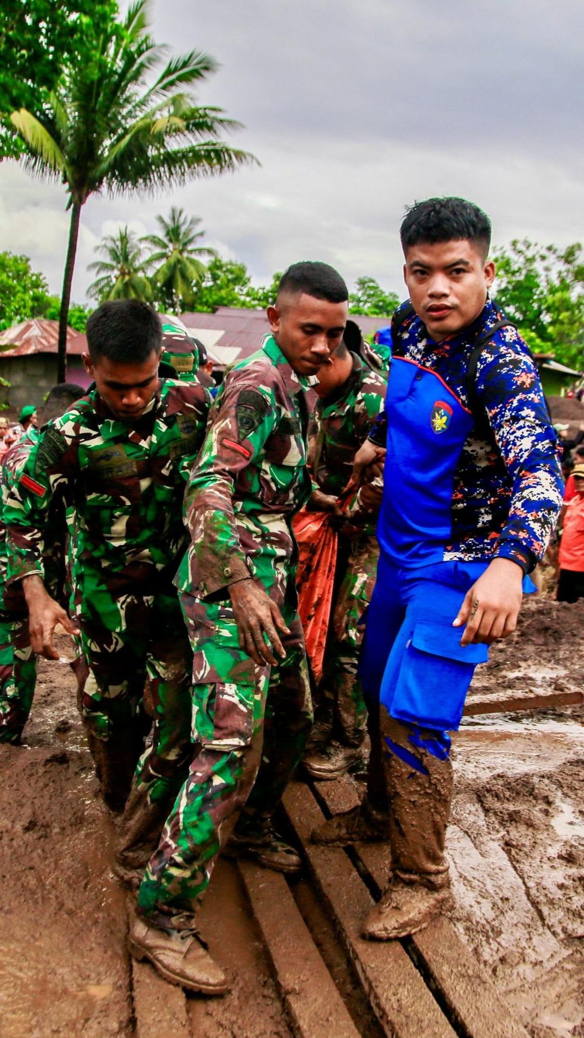 Jumlah korban bertambah seiring petugas gabungan dari Basarnas dan TNI terus berupaya melakukan pencarian korban yang masih hilang.&nbsp;Foto: AZZAM RISQULLAH / AFP