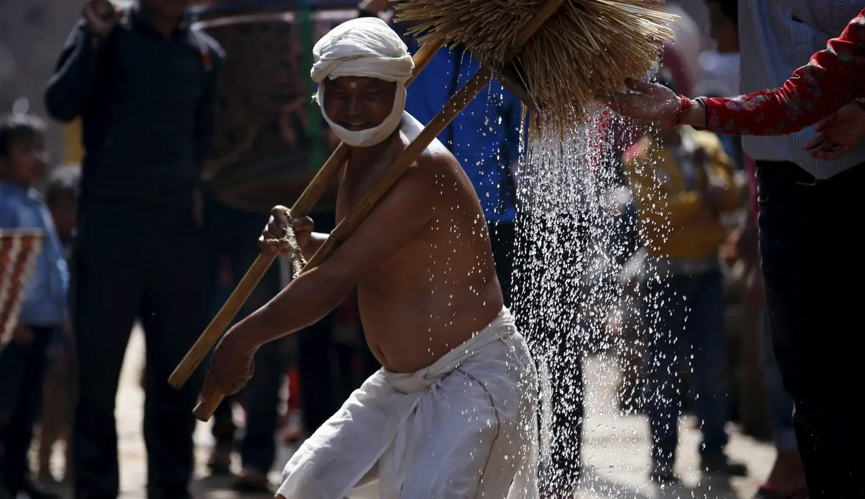 Seorang umat melakukan ritual keagamaan selama festival Swasthani Bratakatha di Nepal , (19/2). Selama berlangsung festival para umat akan membacakan kitab suci Hindu Swasthani Brata Katha. (REUTERS / Navesh Chitrakar)