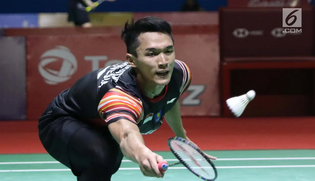 Pebulu tangkis tungal putra Indonesia, Jonatan Christie saat melawan Chou Tien Chen (Taiwan) di perempat final Indonesia Open 2019 di Istora Senayan, Jakarta, Jumat (19/7/2019). Jonatan Christie kalah 16-21, 21-18, 21-14. (Liputan6.com/Helmi Fitrhiansyah)