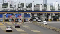 Kendaraan melintasi Jalan Tol BSD-Jakarta yang terlihat lengang di Pintu Tol Pondok Aren, Bintaro, Tangerang Selatan, Rabu (22/4/2020). Sejak pemberlakuan PSBB untuk memutus penularan COVID-19 di wilayah Jakarta dan sekitarnya, aktivitas kendaraan menurun hingga 35 persen. (merdeka.com/Dwi Narwoko)