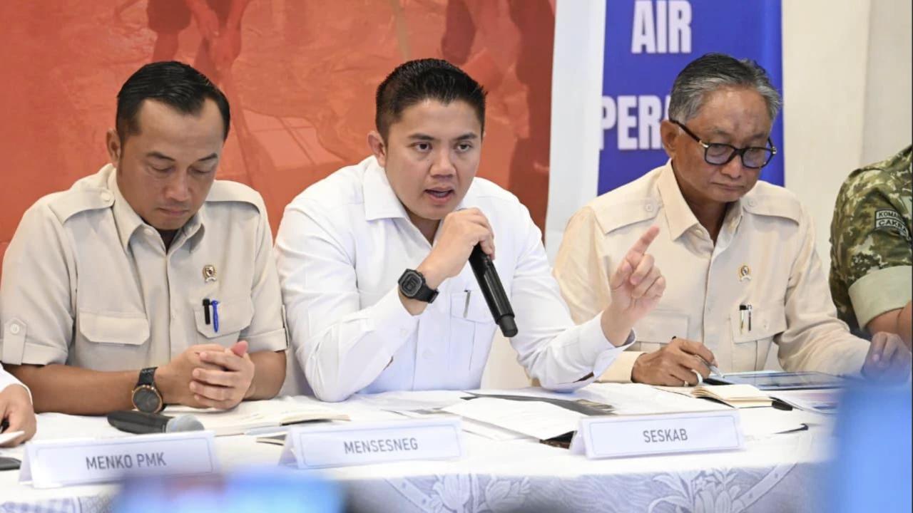 Seskab Teddy Tegaskan Pemerintah dan Masyarakat Sudah Berjuang Keras Tangani Banjir Sumatra Sejak Hari Pertama