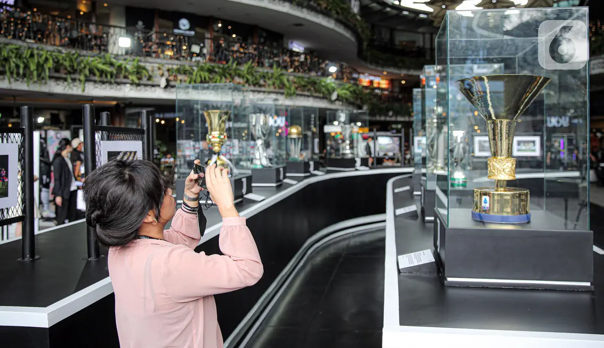 Pengunjung mengambil gambar trofi kemenangan Juventus yang dipamerkan pada Juventus Village di Lippo Mall Kemang, Jakarta, Jumat (27/1/2023). Juventus Village berlangsung pada 27-29 Januari 2023 meliputi pameran trofi pertama di Asia Tenggara sepanjang sejarah klub, koleksi sejarah Juventus, pameran tempat-tempat bersejarah di stadion dan pameran merchandise klub. (Liputan6.com/Faizal Fanani)