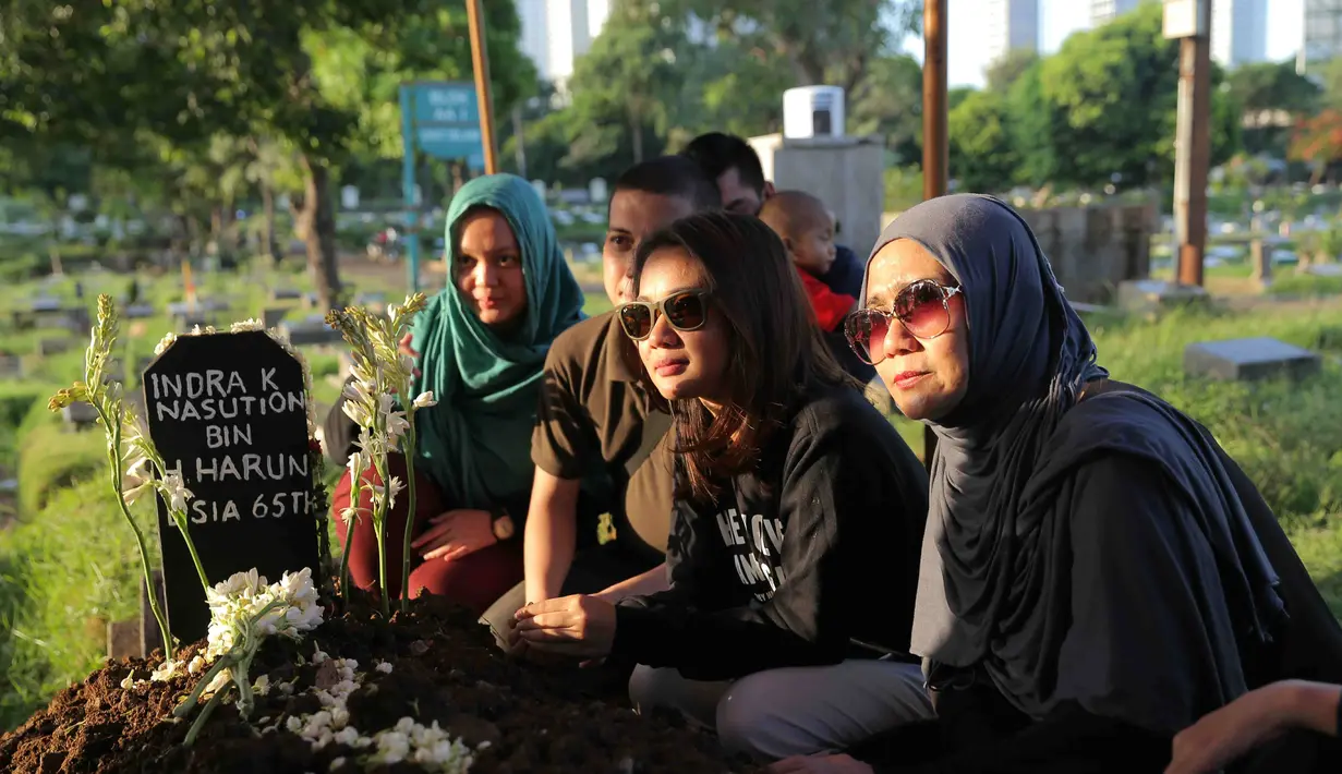 Beruntung sebelum ayahnya meninggal dunia, Dea Annisa sempat melakukan komunikasi dengan video call dengan sang ayah saat kondisinya sedang kritis. Dhea pun memutuskan untuk pulang ke Jakarta. (Andy Masela/Bintang.com)