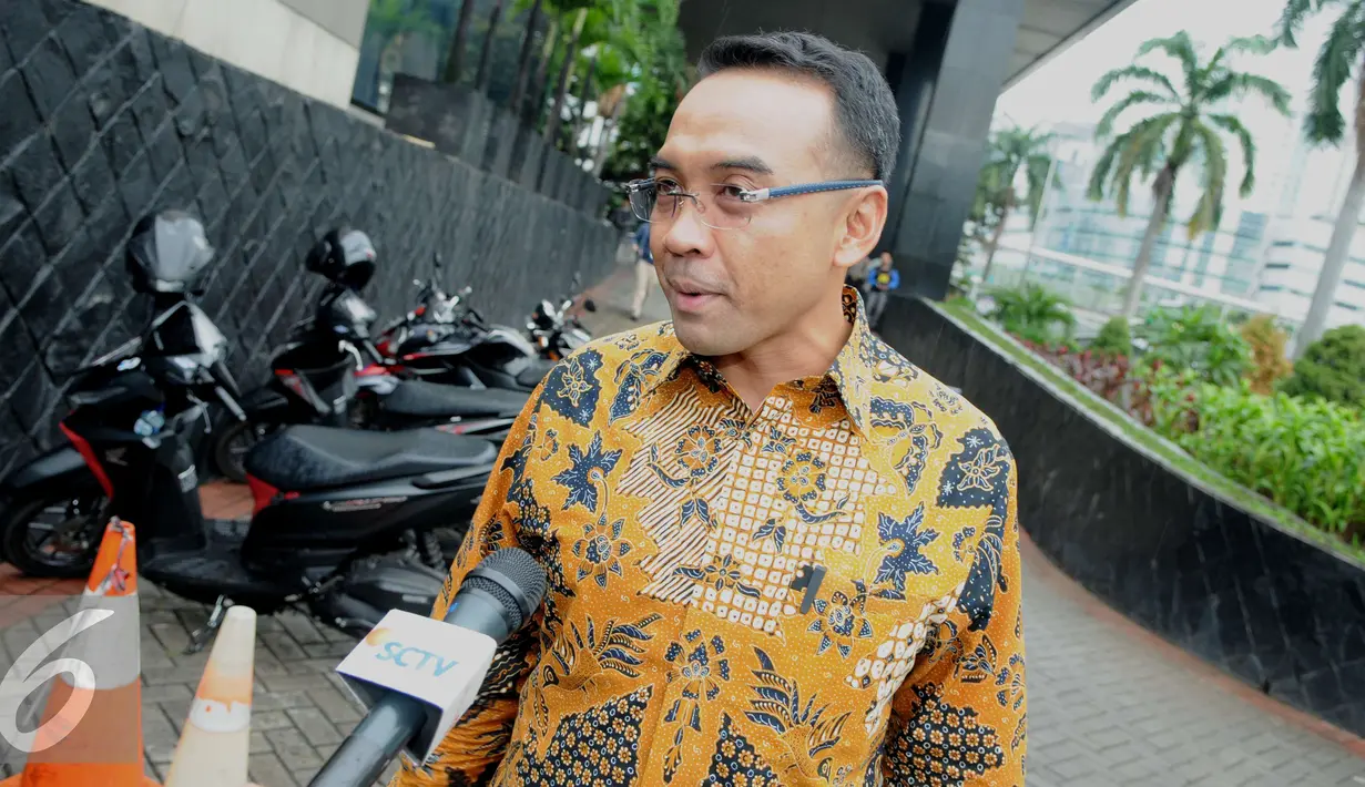 Anggota DPR, Teguh Juwarno memberi keterangan pers usai diperiksa KPK di gedung KPK, Jakarta, Rabu (14/12). Teguh diperiksa sebagai saksi untuk tersangka Sugiharto terkait kasus korupsi proyek pengadaan e-KTP tahun 2011-2012. (Liputan.com6/Helmi Affandi)
