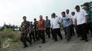 Wapres RI Jusuf Kalla ketika meninjau proyek P3SON di Hambalang, Sentul, Jawa Barat, Minggu (4/9). Menurut Wapres proyek ini paling cepat akan dilanjutkan tahun 2017. (Liputan6.com/Helmi Afandi)