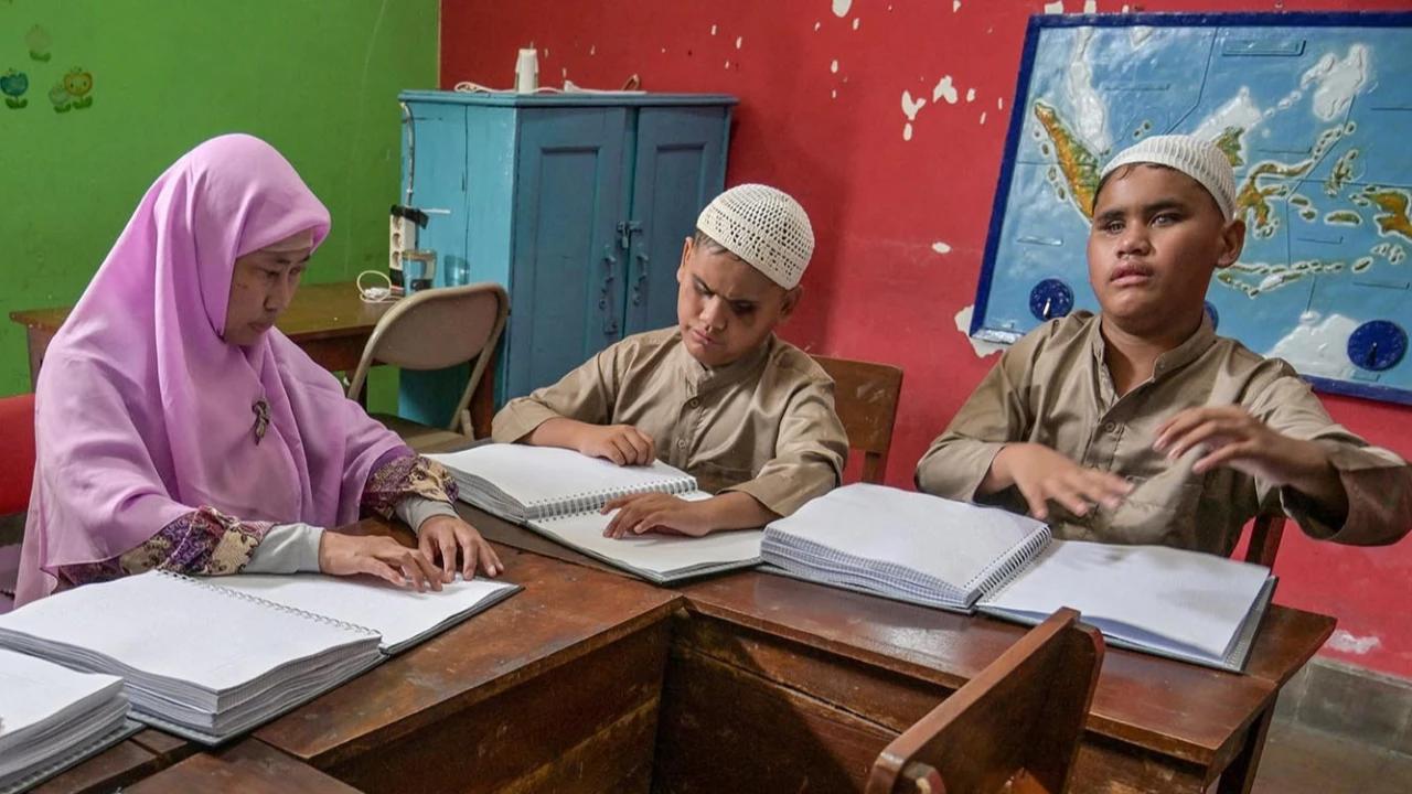 FOTO: Semangat Siswa Tunanetra Pelajari Al Quran Braille di Bulan Ramadan