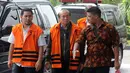 Tersangka Bupati Bener Meriah nonaktif Ahmadi dan kontraktor Susilo Prabowo alias bun tiba di gedung KPK, Jakarta (25/7). Susilo merupakan penyuap Walikota Blitar M Samanhudi Anwar dan  Bupati Tulungagung Syahri Mulyo. (Merdeka.com/Dwi Narwoko)