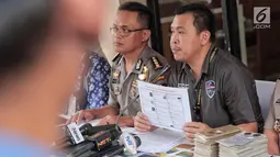 DitipidSiber Bareskrim Polri merilis kasus penyebaran konten pornografi sesama jenis di Rumah Sakit Polri, Jakarta Timur, Jumat (3/11). Pelaku, Taufik Gani (22), juga menyebarkan konten-konten bernuansa pencemaran nama baik. (Liputan6.com/Faizal Fanani)