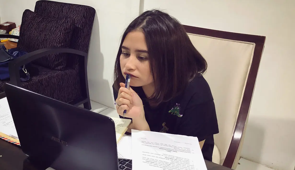 Di samping itu, Prilly mengatakan bahwa ia ingin membuktikan kepada kedua orang tua bahwa dirinya memang sungguh-sungguh kuliah. Untuk itu, ia tidak ingin nilai-nilai yang diperolehnya jelek. (Instagram/prillylatuconsina96)