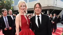 Pasangan selebriti, Nicole Kidman dan Keith Urban setibanya pada ajang penghargaan Emmy Awards 2017 di Los Angeles, Minggu (17/9). Nicole tampil memikat dengan gaun merah dari Calvin Klein. (Dan Steinberg/ Invision for the Television Academy/AP Images)