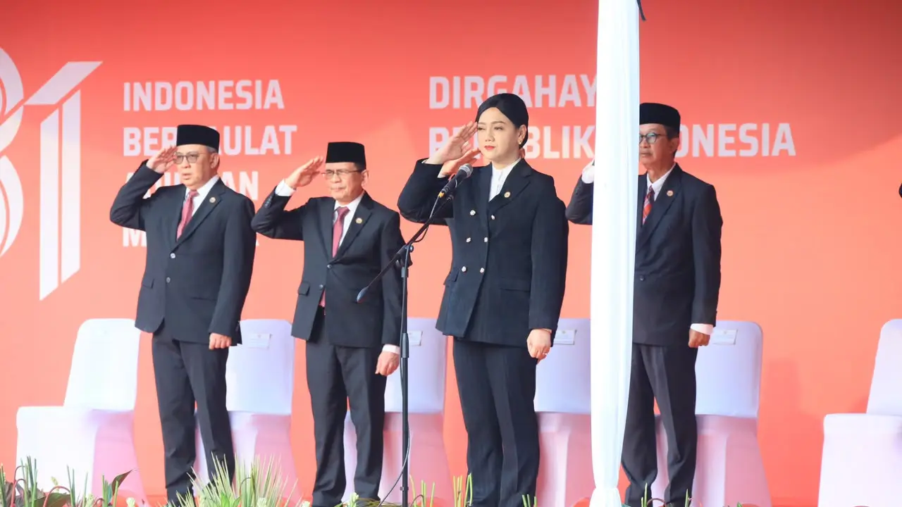 Ketua Dewan Komisioner OJK Friderica Widyasari Dewi dalam Upacara Kemerdekaan ke-81 RI di Lapangan Banteng, Jakarta, Senin (17/8/2026). (Dok OJK)