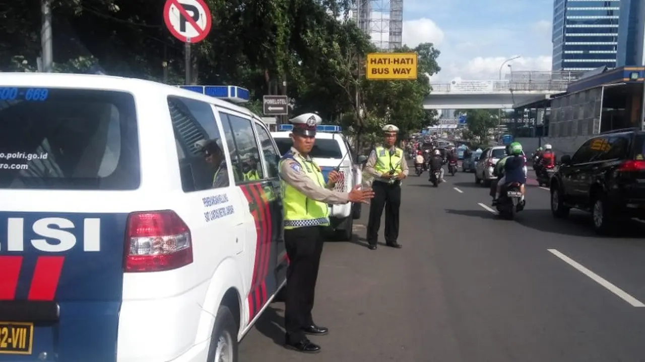 Foto pengaturan Polri atur lalu lintas (sumber: @tmcpoldametro)