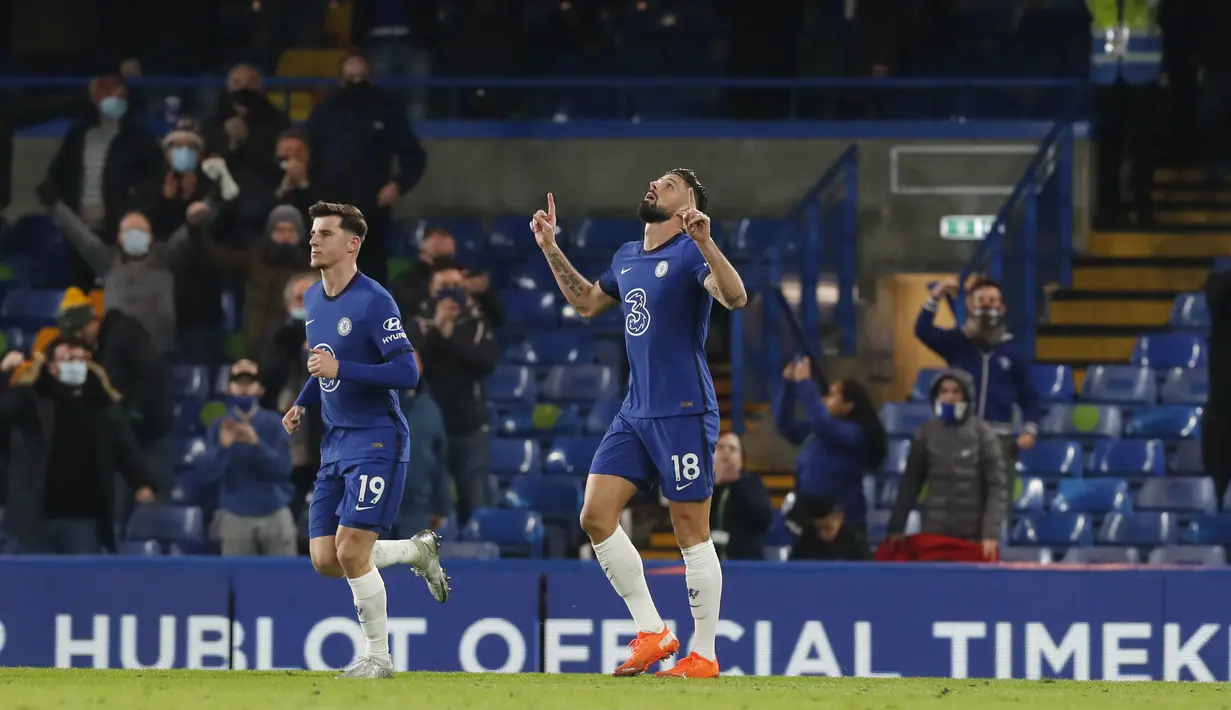 Penyerang Chelsea, Olivier Giroud (kanan) berselebrasi usai mencetak gol ke gawang Leeds United pada pertandingan lanjutan Liga Inggris di Stamford Bridge di London, Inggris, Minggu (6/12/2020). Chelsea menang 3-1 atas Leeds United. (Matthew Childs/Pool via AP)