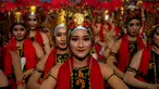 Penari tampil pada aksi tari kolosal Gandrung Sewu di Pantai Boom, Banyuwangi, 12 Oktober 2019. Aksi kolosal 1.350 penari gandrung dengan tema Panji-Panji Sunangkoro itu, dibalut dalam sendratari berkisah tentang perjuangan heroik rakyat Blambangan melawan kolonialisme Belanda. (Juni Kriswanto/AFP)