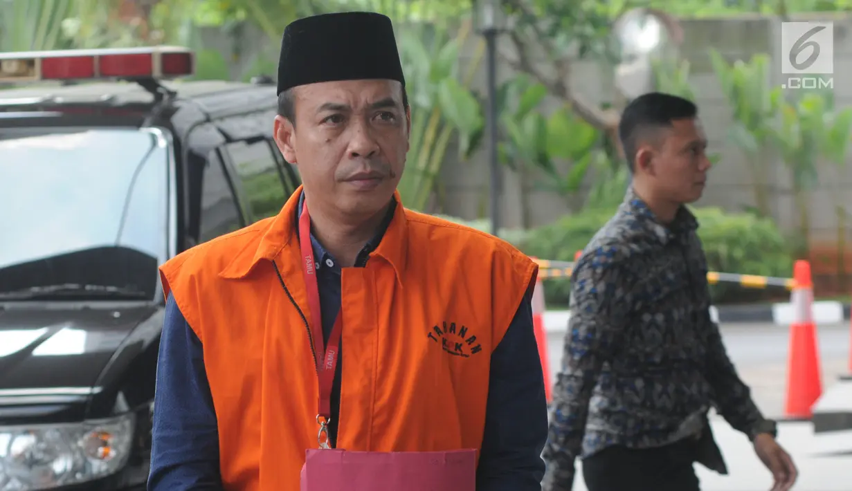 Anggota DPRD Lampung Tengah nonaktif Zainudin akan menjalani pemeriksaan penyidik di Gedung KPK, Jakarta, Rabu (10/7/2019). Zainudin diperiksa sebagai tersangka terkait kasus dugaan gratifikasi Rp 95 miliar menyetujui pinjaman daerah ke PT Sarana Multi Infrastruktur. (merdeka.com/Dwi Narwoko)