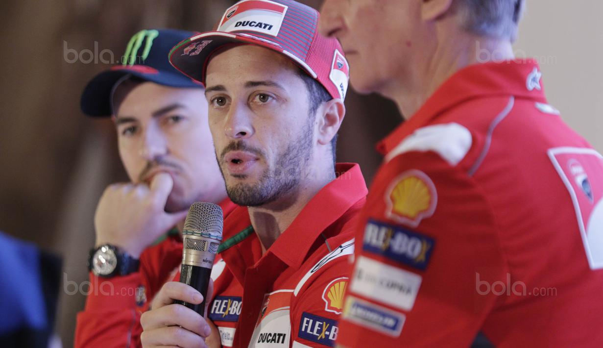 Pebalap Ducati, Andrea Dovizioso, memberikan keterangan saat jumpa pers di Hotel Sheraton, Jakarta, Kamis (1/2/2018). Acara bertajuk "Libas Tantanganmu" ini merupakan rangkaian kampanye dari Shell Advance. (Bola.com/M Iqbal Ichsan)