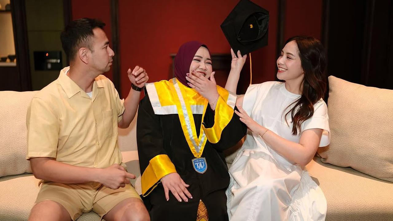 Potret Mbak Lala Wisuda, Syukurannya Diajak ke Bali Sampai Bawa Toga