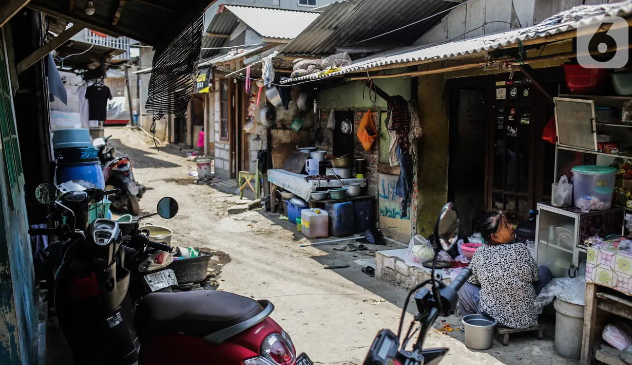 Aktivitas warga RT 012/RW 022 Muara Angke, Pluit, Penjaringan, Jakarta Utara, Rabu (30/10/2019). Warga menolak penggusuran permukiman mereka yang akan dibangun Jakarta sewerage system (JSS) atau instalasi pengelolaan air limbah (IPAL) di dekat Waduk Muara Angke. (Liputan6.com/Faizal Fanani)