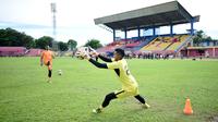 Zulkarnain Zakaria saat melatih kiper Semen Padang, Rendi Oscario. (Bola.com/Arya Sikumbang)