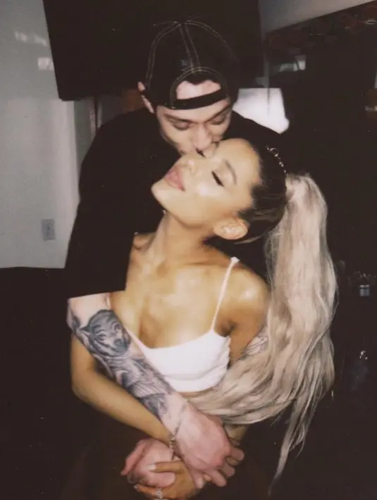 Ariana Grande dan Pete Davidson nampaknya gemar menunjukkan rasa sayang mereka lewat tato. (instagram/arianagrande)